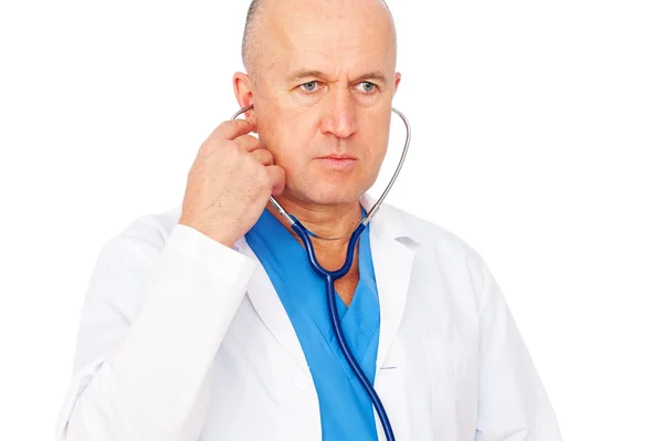 Medico anziano serio con stetoscopio — Foto Stock