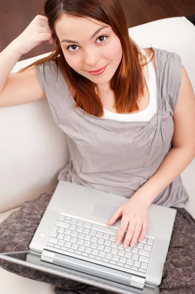 Student working on laptop at home — Stock Photo, Image