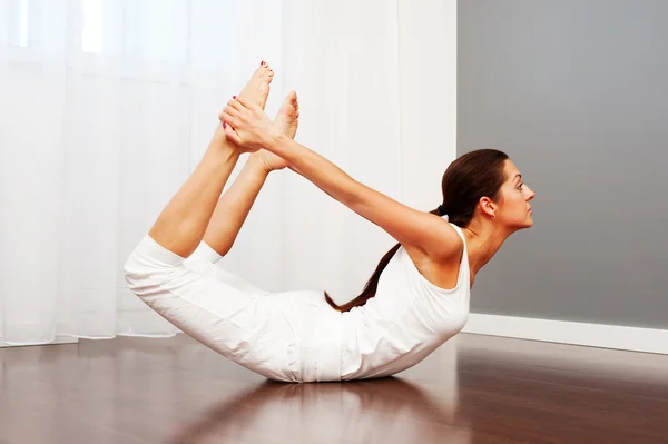 Mujer joven haciendo ejercicio de estiramiento —  Fotos de Stock
