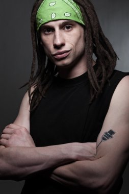 adam koyu arka plan üzerinde dreadlocks ile