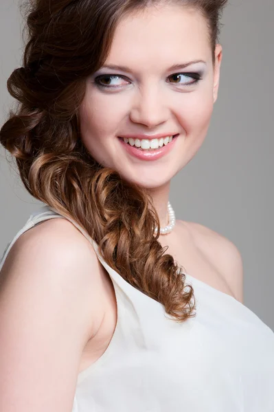 Vacker ung kvinna med frisyr — Stockfoto