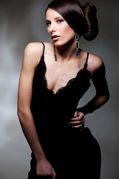 Brunette en robe noire — Photo