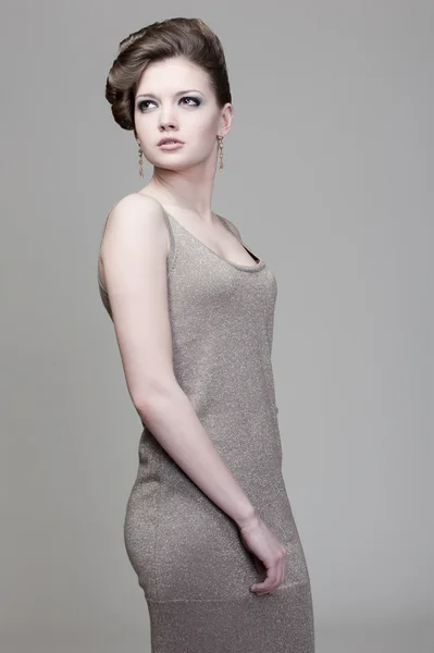 Verleidelijke jonge vrouw in jurk — Stockfoto