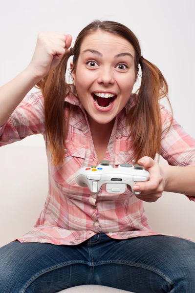 Девушка, играющая в видеоигры — стоковое фото