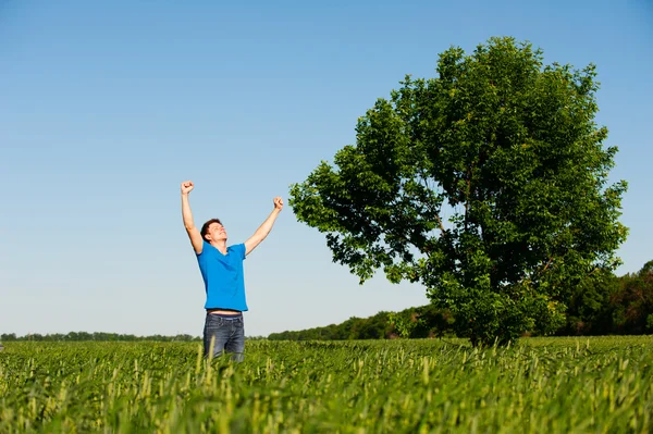 나무와 푸른 하늘에 대 한 행복 한 사람 — 스톡 사진