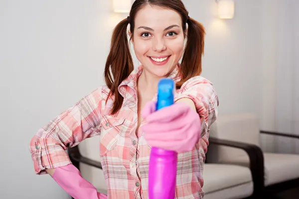 Dona de casa fazendo as tarefas domésticas — Fotografia de Stock
