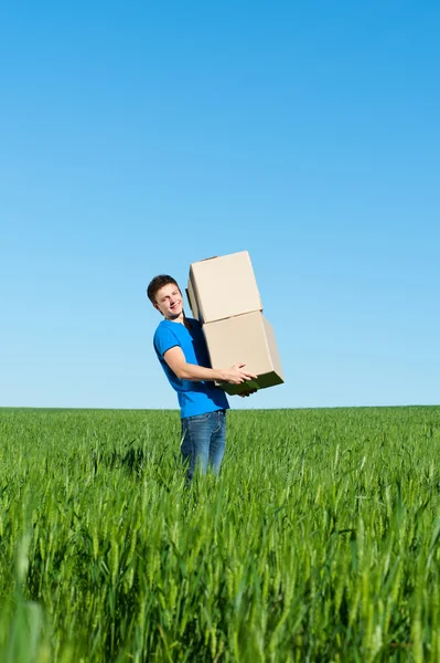 Чоловік у синій футболці з коробками — стокове фото