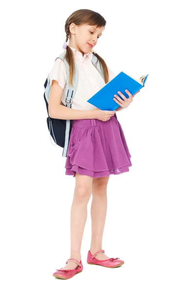Красивая школьница читает книгу — стоковое фото