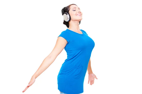 Glad kvinna lyssnar musik — Stockfoto