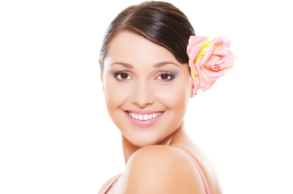 Modello sorridente con rosa nei capelli — Foto Stock