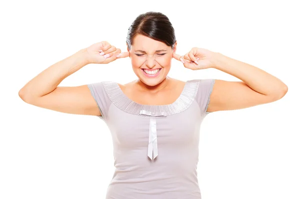 Стрессовая женщина с пальцами в ушах — стоковое фото