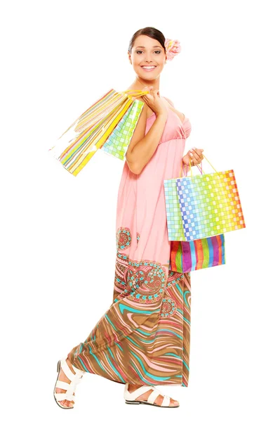 Ung kvinna med shoppingväskor — Stockfoto