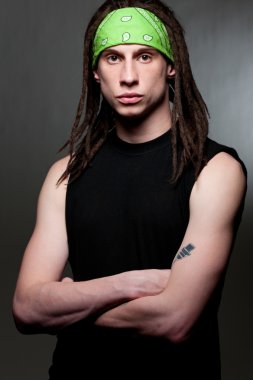 adam koyu arka plan üzerinde dreadlocks ile