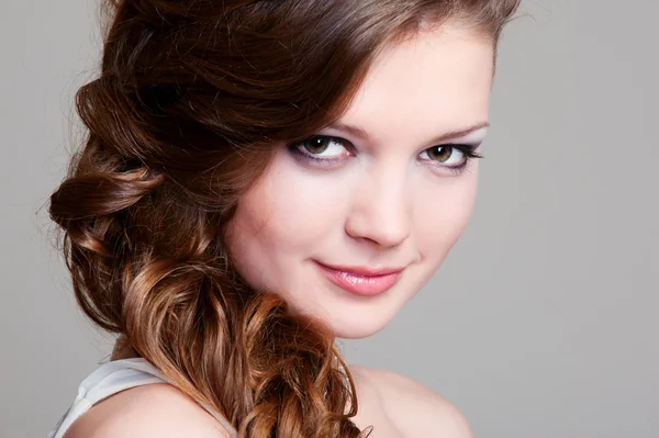 Ładna uśmiechnięta kobieta z fryzurą — Zdjęcie stockowe