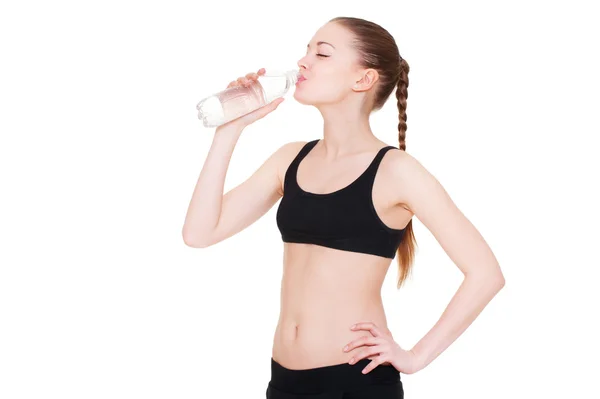 Sportlerin trinkt Wasser — Stockfoto