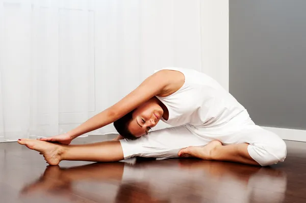 Streç egzersiz yapıyor kadın — Stok fotoğraf