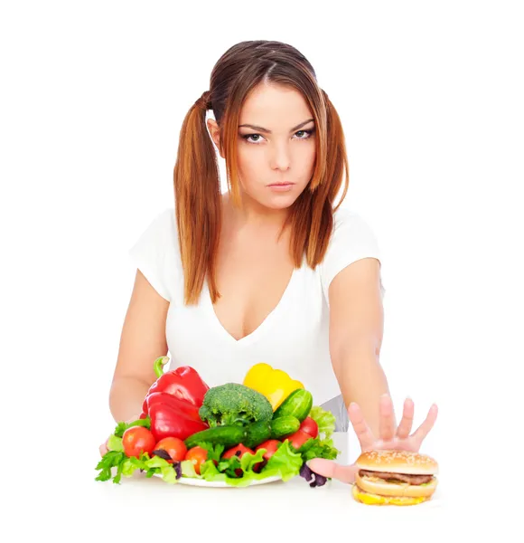 Жінка не хоче їсти нездорову їжу — стокове фото