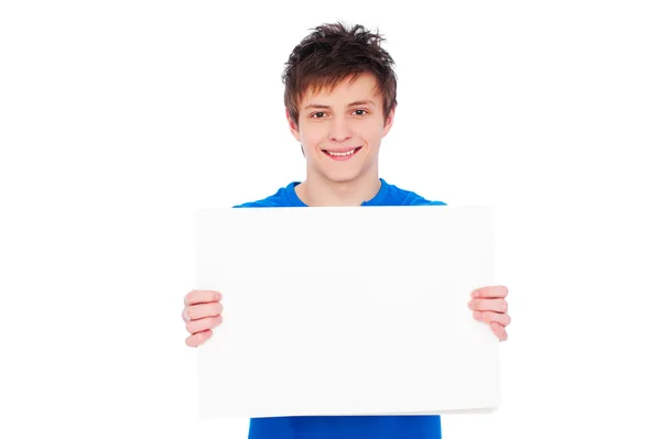 Молодой человек держит чистый рекламный щит — стоковое фото