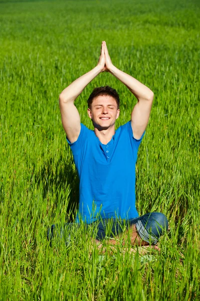 Meditación saludable hombre joven —  Fotos de Stock