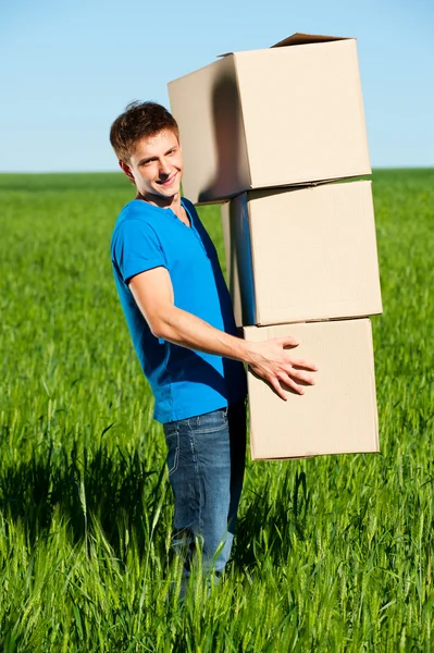 Uomo che trasporta scatole — Foto Stock