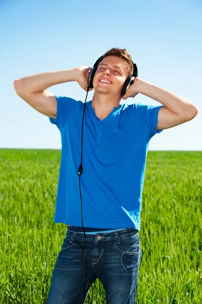 Uomo che ascolta musica con piacere — Foto Stock