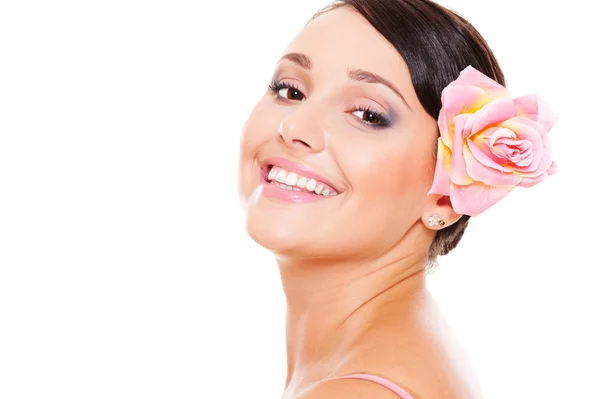 Jolie modèle souriant avec rose — Photo