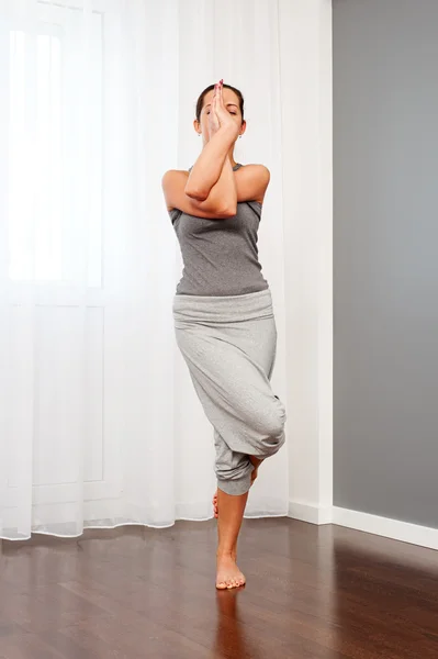 Kvinna gör yogatic exericise hemma — Stockfoto
