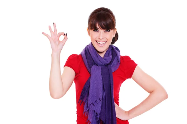 Смеющаяся женщина, показывающая знак "ОК" — стоковое фото