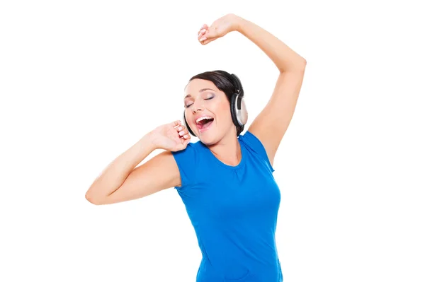 Mujer con auriculares cantando y bailando — Foto de Stock