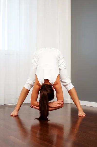 Ung kvinna gör stretch övning — Stockfoto