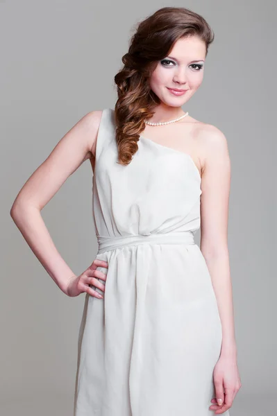 드레스 포즈에 젊은 여자 — 스톡 사진