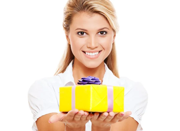 Lycklig kvinna med gul gåva — Stockfoto