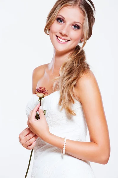 Linda noiva sorridente com rosa — Fotografia de Stock