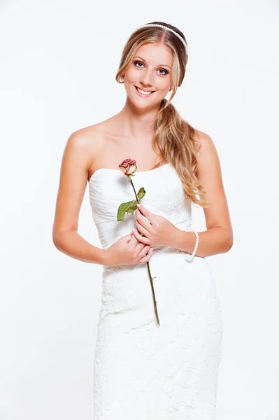 Glückliche Braut mit Blume — Stockfoto
