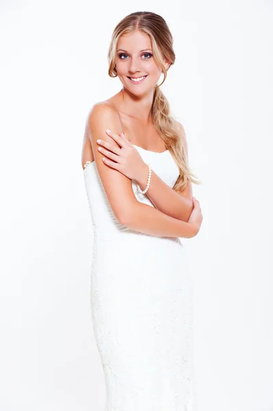 Vackra smiley bruden i vit klänning — Stockfoto