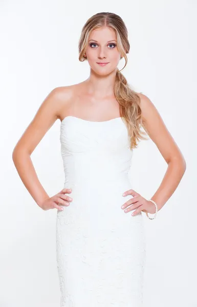 Kvinnan i vit klänning poserar — Stockfoto