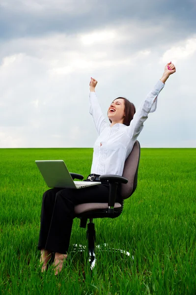 Glad affärskvinna med dator — Stockfoto