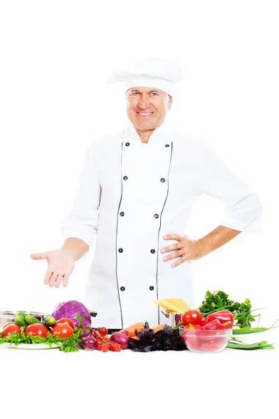 Chef sênior bonito com legumes — Fotografia de Stock