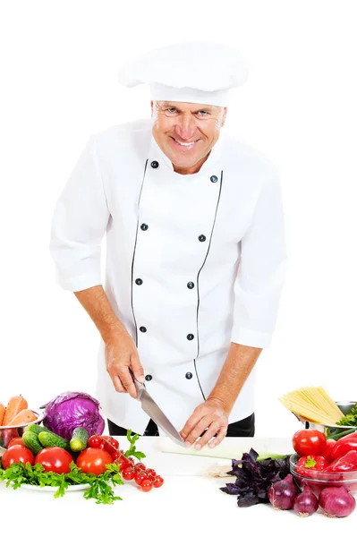 Glücklicher Koch bereitet Salat zu — Stockfoto