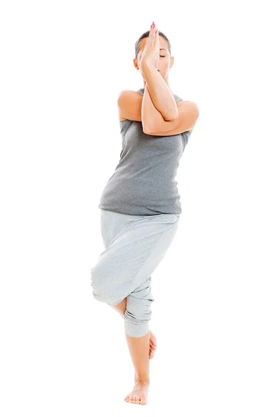 Yogatic 運動をしている若いヨガ女性 — ストック写真