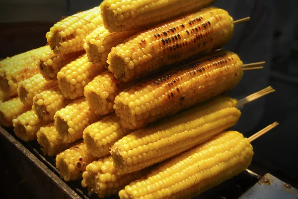 Жареная кукуруза — стоковое фото