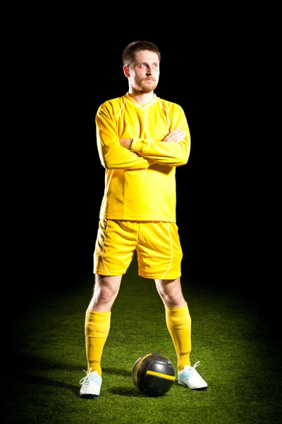 Jogador de futebol no campo de grama — Fotografia de Stock