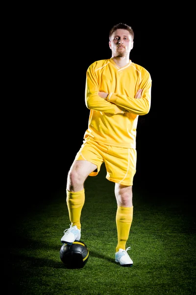 Jogador de futebol no campo de grama — Fotografia de Stock