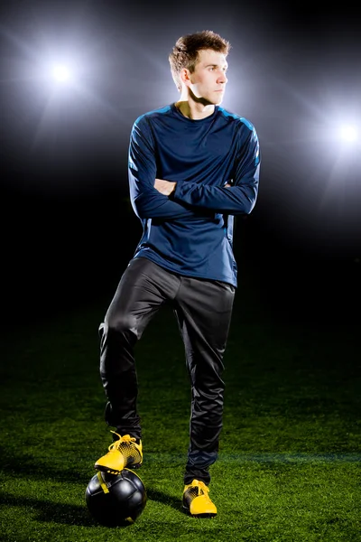 Jugador de fútbol en campo de hierba —  Fotos de Stock
