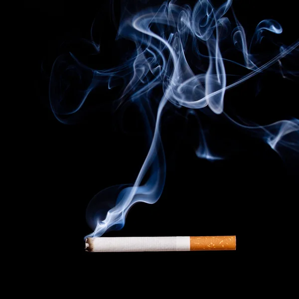 Fumar cigarrillos. Aislado en negro . —  Fotos de Stock