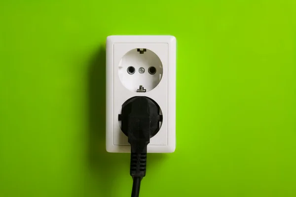 Biały gniazdo elektryczne na ścianie. — Zdjęcie stockowe