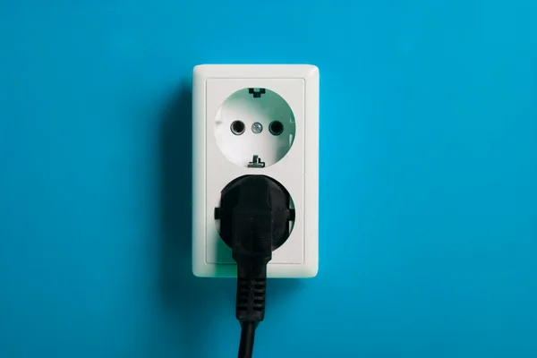 Biały gniazdo elektryczne na ścianie. — Zdjęcie stockowe