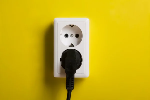 Toma eléctrica blanca en la pared . — Foto de Stock