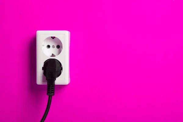 Witte elektrische aansluiting op de muur. — Stockfoto