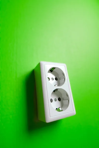 Prise électrique blanche sur le mur . — Photo